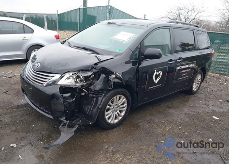 2015 Toyota Sienna Xle Premium 8 Passenger z USA, uszkodzony, nr VIN 5TDYK3DC8FS640224